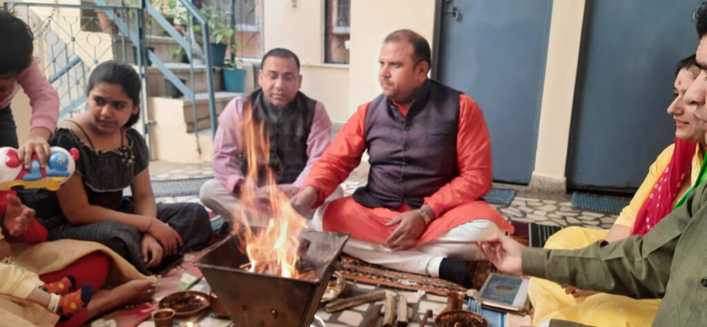 Arya samaj PanditJi Brahmdev Vedalankar performing havan in Indirapuram